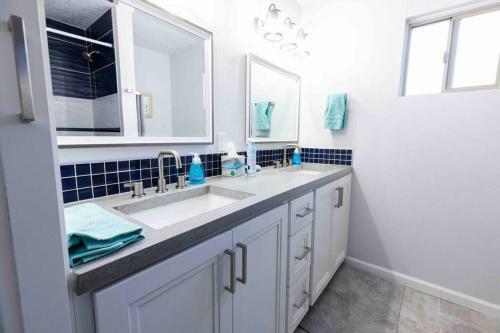 Fully Renovated Beautiful 5 Bed/bath, 2 Kitchens!