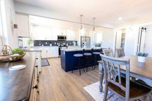 Fully Renovated Beautiful 5 Bed/bath, 2 Kitchens!