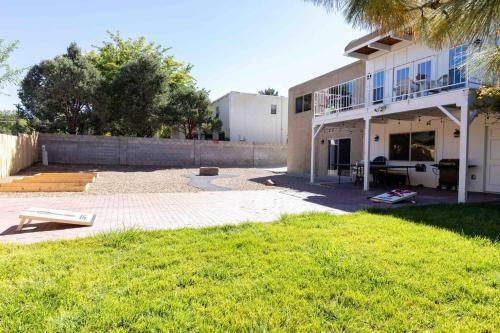 Fully Renovated Beautiful 5 Bed/bath, 2 Kitchens!
