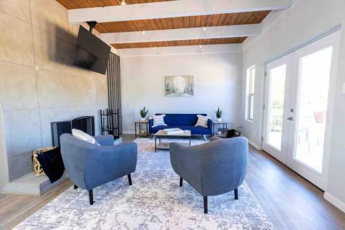 Fully Renovated Beautiful 5 Bed/bath, 2 Kitchens!