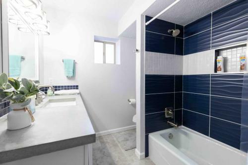 Fully Renovated Beautiful 5 Bed/bath, 2 Kitchens!
