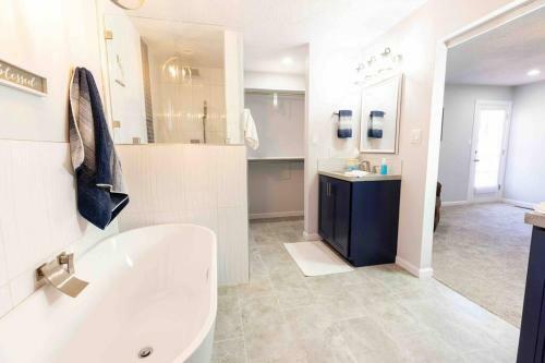 Fully Renovated Beautiful 5 Bed/bath, 2 Kitchens!