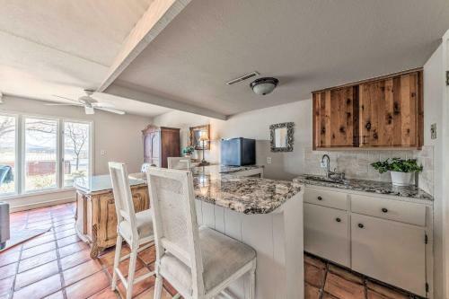 Spacious And Secluded Captain Getaway With Patio!