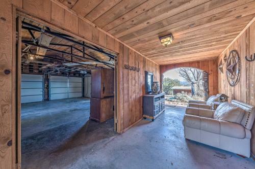 Spacious And Secluded Captain Getaway With Patio!