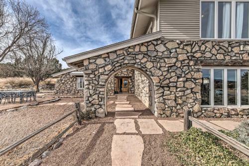 Spacious And Secluded Captain Getaway With Patio!