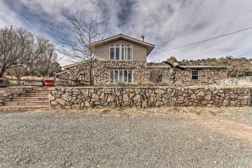 Spacious And Secluded Captain Getaway With Patio!