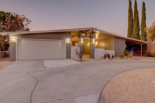 Sleek, Modern Designer Home With Many Amenities