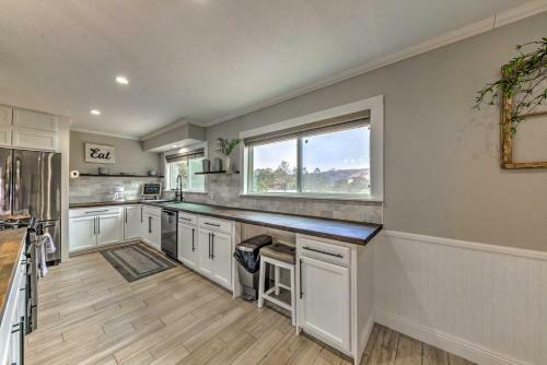Mtn Escape With Deck And Views - Near Race Track!