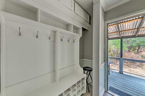 Mtn Escape With Deck And Views - Near Race Track!