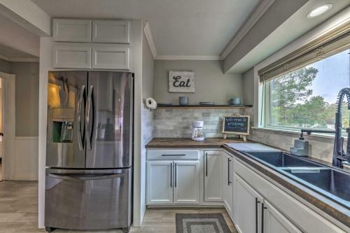 Mtn Escape With Deck And Views - Near Race Track!