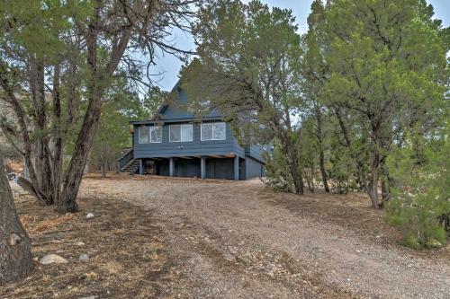 Mtn Escape With Deck And Views - Near Race Track!