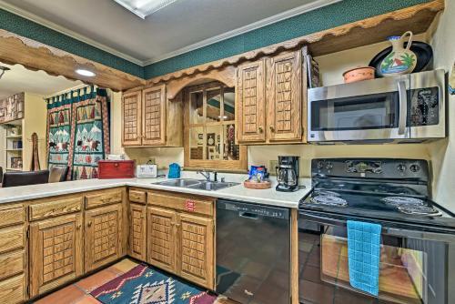 Red River Townhome With Balcony And Mtn Views!