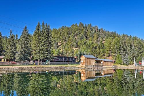 Red River Townhome With Balcony And Mtn Views!