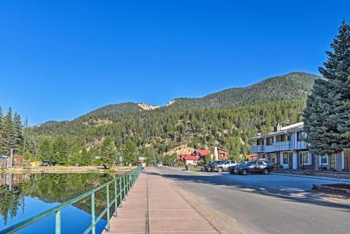 Red River Townhome With Balcony And Mtn Views!