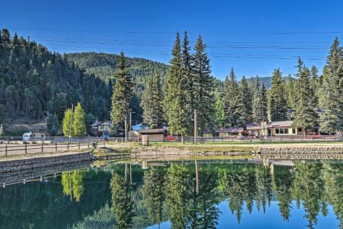 Red River Townhome With Balcony And Mtn Views!