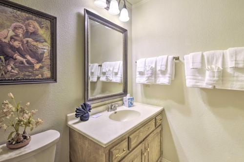 Red River Townhome With Balcony And Mtn Views!