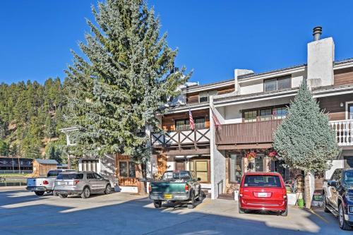 Red River Townhome With Balcony And Mtn Views!