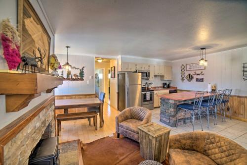 Apartamento Red River Condo Fire Pit, Half-mi To Slopes!