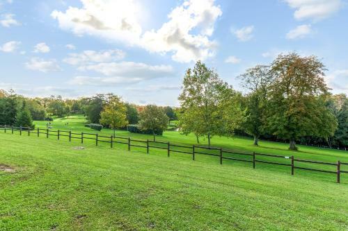 Apartamento Charming 2br In A Nice Residence W View On Houlgate Golf Course - Welkeys