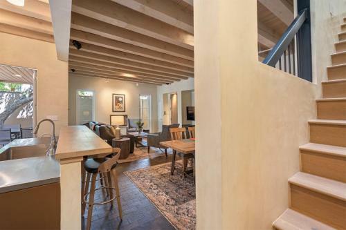 Stone's Throw - Unbeatable Location, Lovely Modern Interior