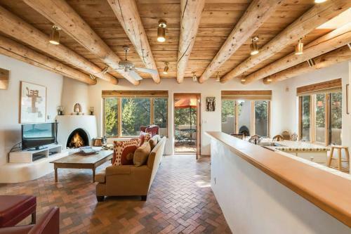 Foothills Retreat- Patios, Rooftop Deck, Quiet, 2br