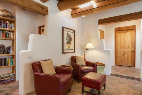 Foothills Retreat- Patios, Rooftop Deck, Quiet, 2br