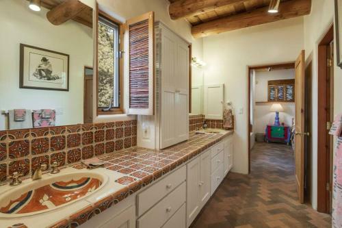 Foothills Retreat- Patios, Rooftop Deck, Quiet, 2br