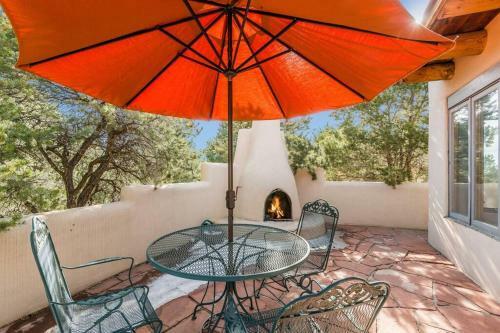 Foothills Retreat- Patios, Rooftop Deck, Quiet, 2br