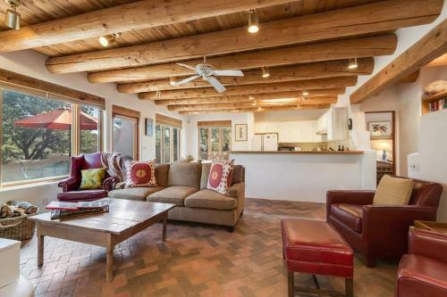 Foothills Retreat- Patios, Rooftop Deck, Quiet, 2br