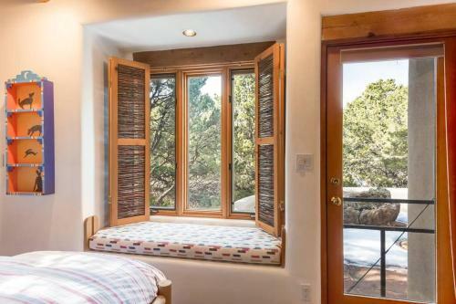 Foothills Retreat- Patios, Rooftop Deck, Quiet, 2br