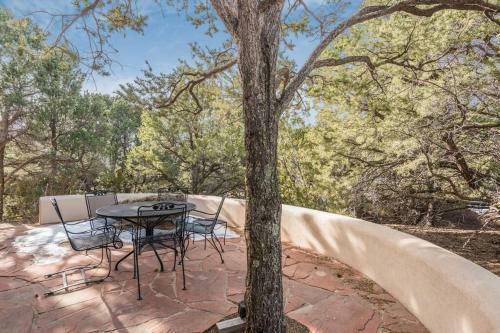 Foothills Retreat- Patios, Rooftop Deck, Quiet, 2br
