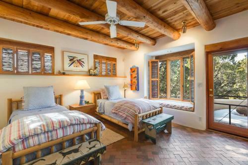 Foothills Retreat- Patios, Rooftop Deck, Quiet, 2br