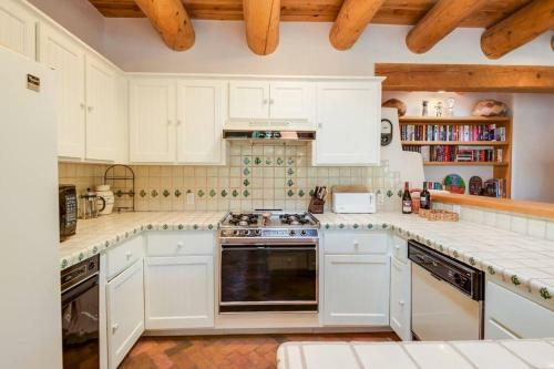 Foothills Retreat- Patios, Rooftop Deck, Quiet, 2br