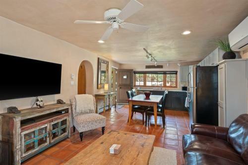 Casita Delgado - Unbeatable Location, Spacious Yard