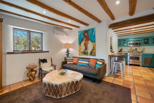 Dancing Hare - Colorful And Inviting Tesuque Home Right Next To Bishop`s Lodge