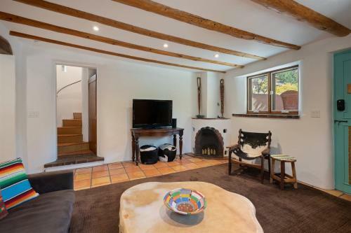 Dancing Hare - Colorful And Inviting Tesuque Home Right Next To Bishop`s Lodge