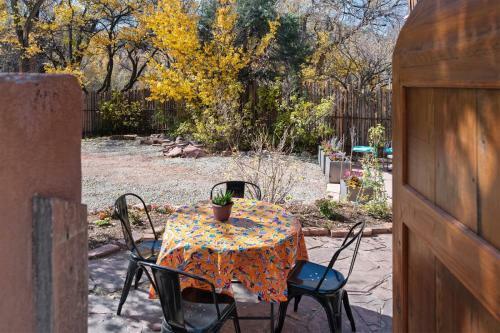 Dancing Hare - Colorful And Inviting Tesuque Home Right Next To Bishop`s Lodge