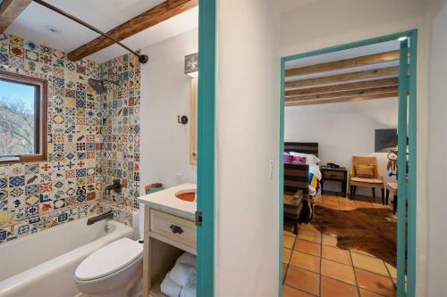 Dancing Hare - Colorful And Inviting Tesuque Home Right Next To Bishop`s Lodge