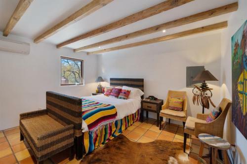 Dancing Hare - Colorful And Inviting Tesuque Home Right Next To Bishop`s Lodge