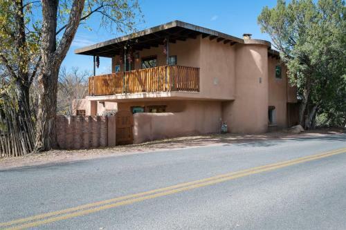 Dancing Hare - Colorful And Inviting Tesuque Home Right Next To Bishop`s Lodge