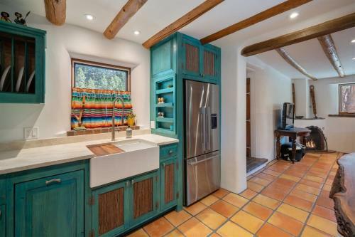 Dancing Hare - Colorful And Inviting Tesuque Home Right Next To Bishop`s Lodge