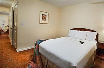 Motel Luxbury Inn & Suites