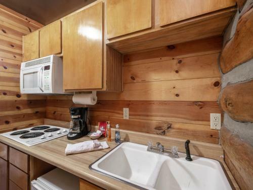 Lodge Dancing Bear, 2 Bedrooms, Front Porch, Midtown, Sleeps 6