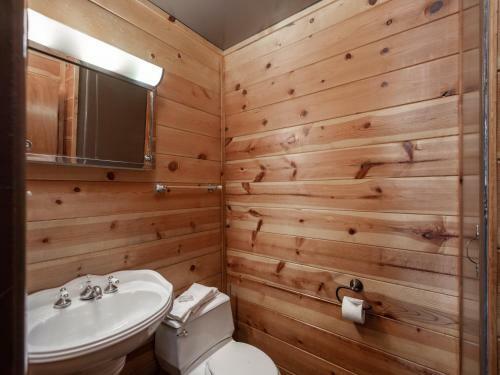 Lodge Dancing Bear, 2 Bedrooms, Front Porch, Midtown, Sleeps 6