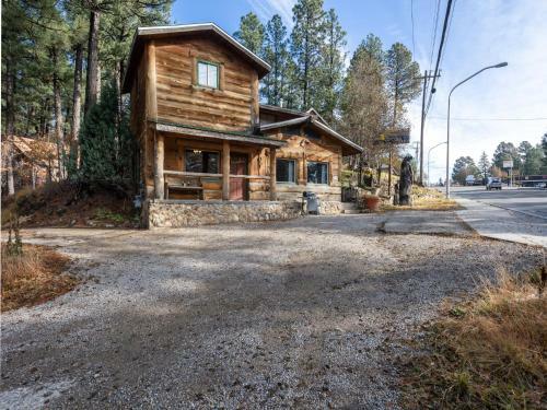 Lodge Dancing Bear, 2 Bedrooms, Front Porch, Midtown, Sleeps 6