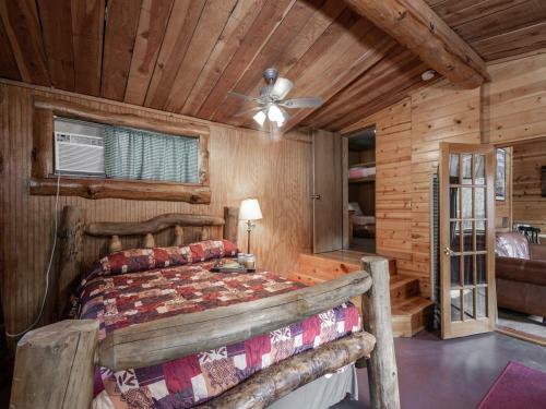 Lodge Dancing Bear, 2 Bedrooms, Front Porch, Midtown, Sleeps 6