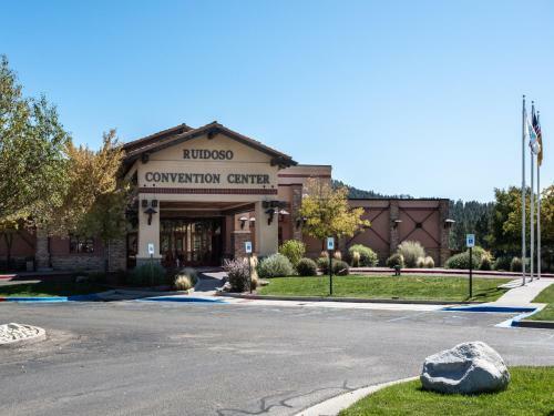 Lodge Dancing Bear, 2 Bedrooms, Front Porch, Midtown, Sleeps 6