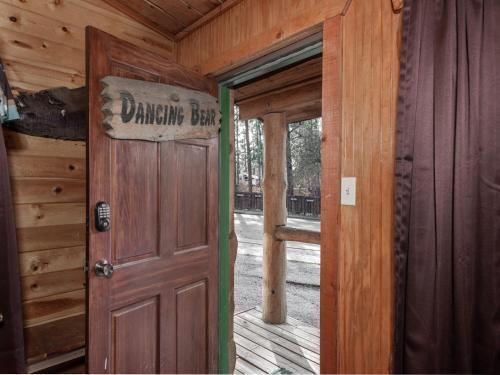 Lodge Dancing Bear, 2 Bedrooms, Front Porch, Midtown, Sleeps 6