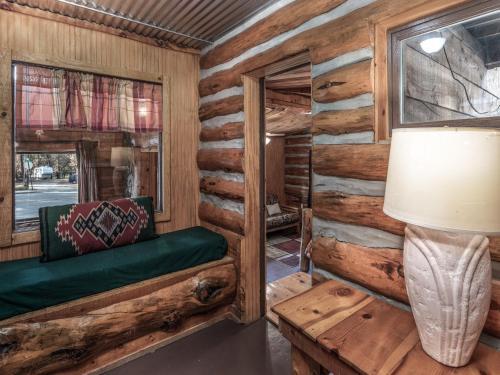 Lodge Dancing Bear, 2 Bedrooms, Front Porch, Midtown, Sleeps 6
