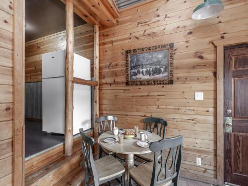 Lodge Dancing Bear, 2 Bedrooms, Front Porch, Midtown, Sleeps 6